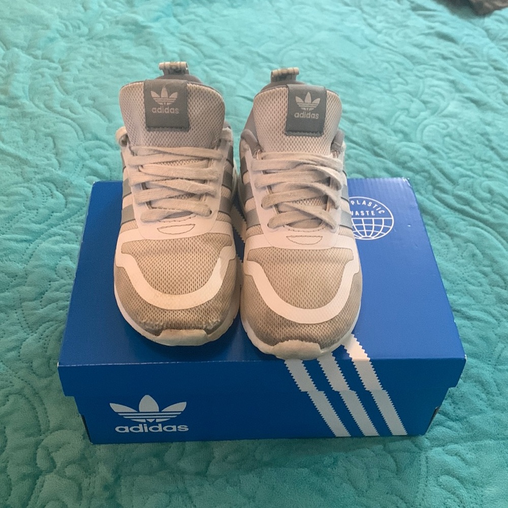 Adidas boys low top sneaker grey/white size 11c